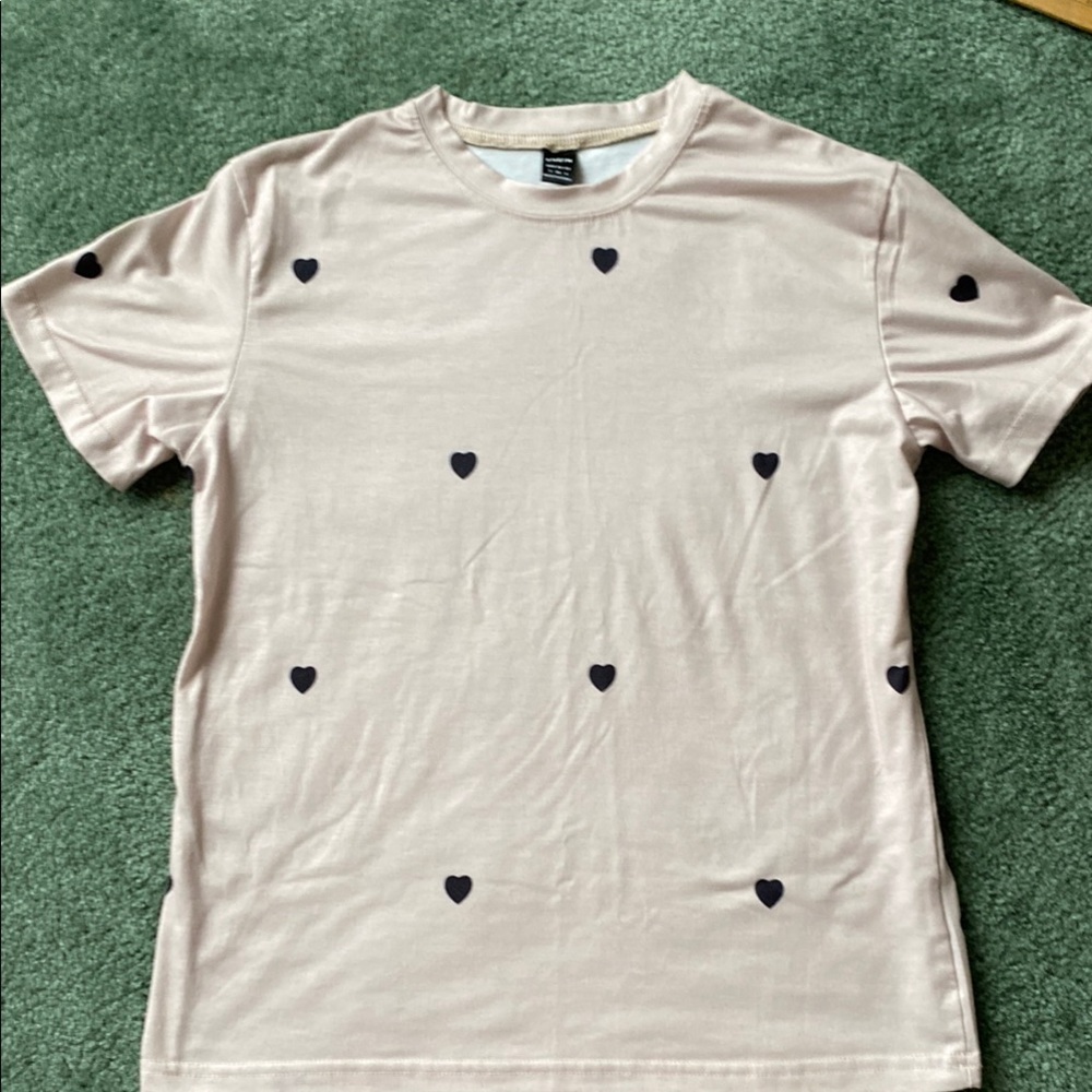 Beige w/ Black Hearts 🖤 Short Sleeve Tee - Small